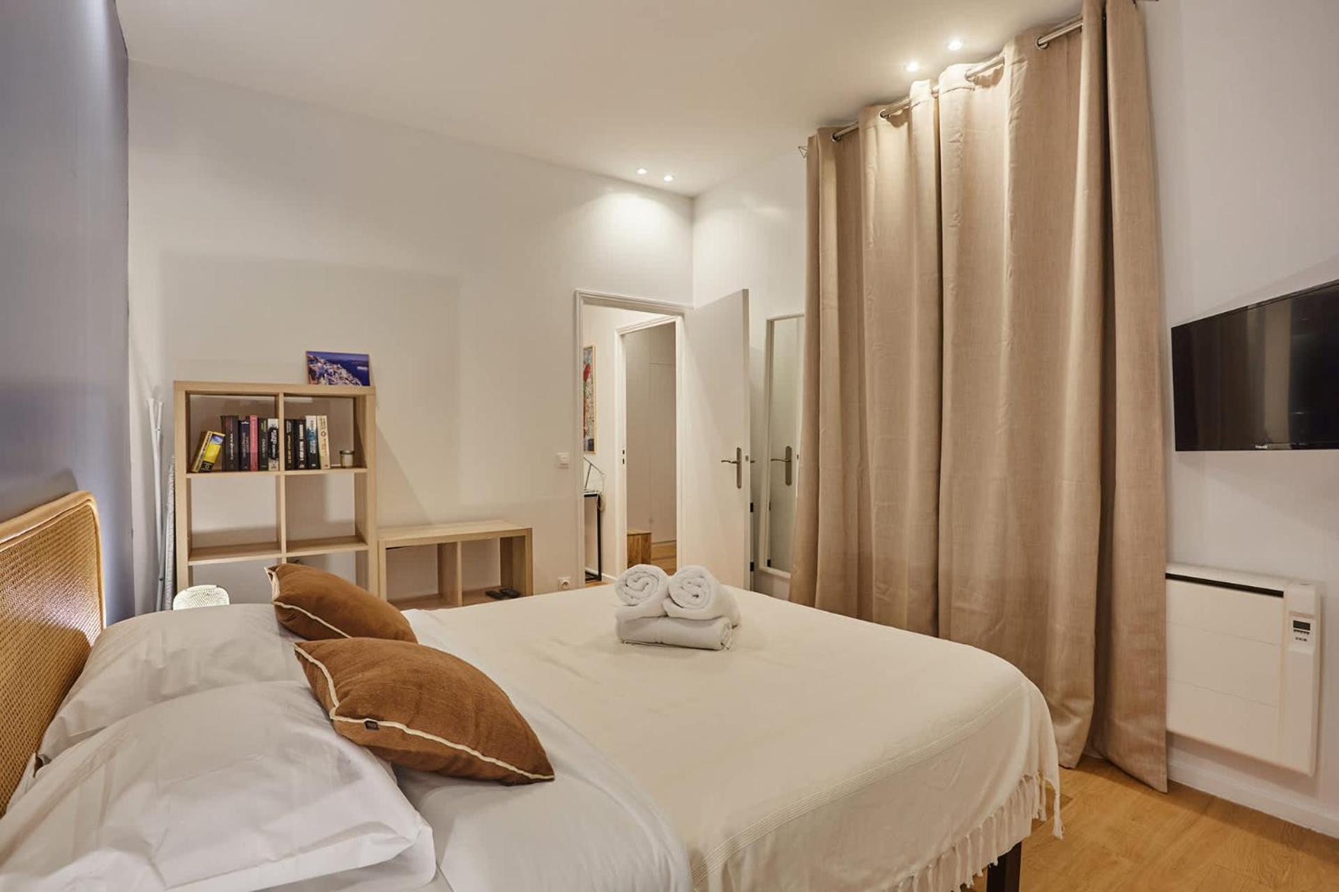 New 2 Bedrooms Center Of By Prestige Apartamento Paris